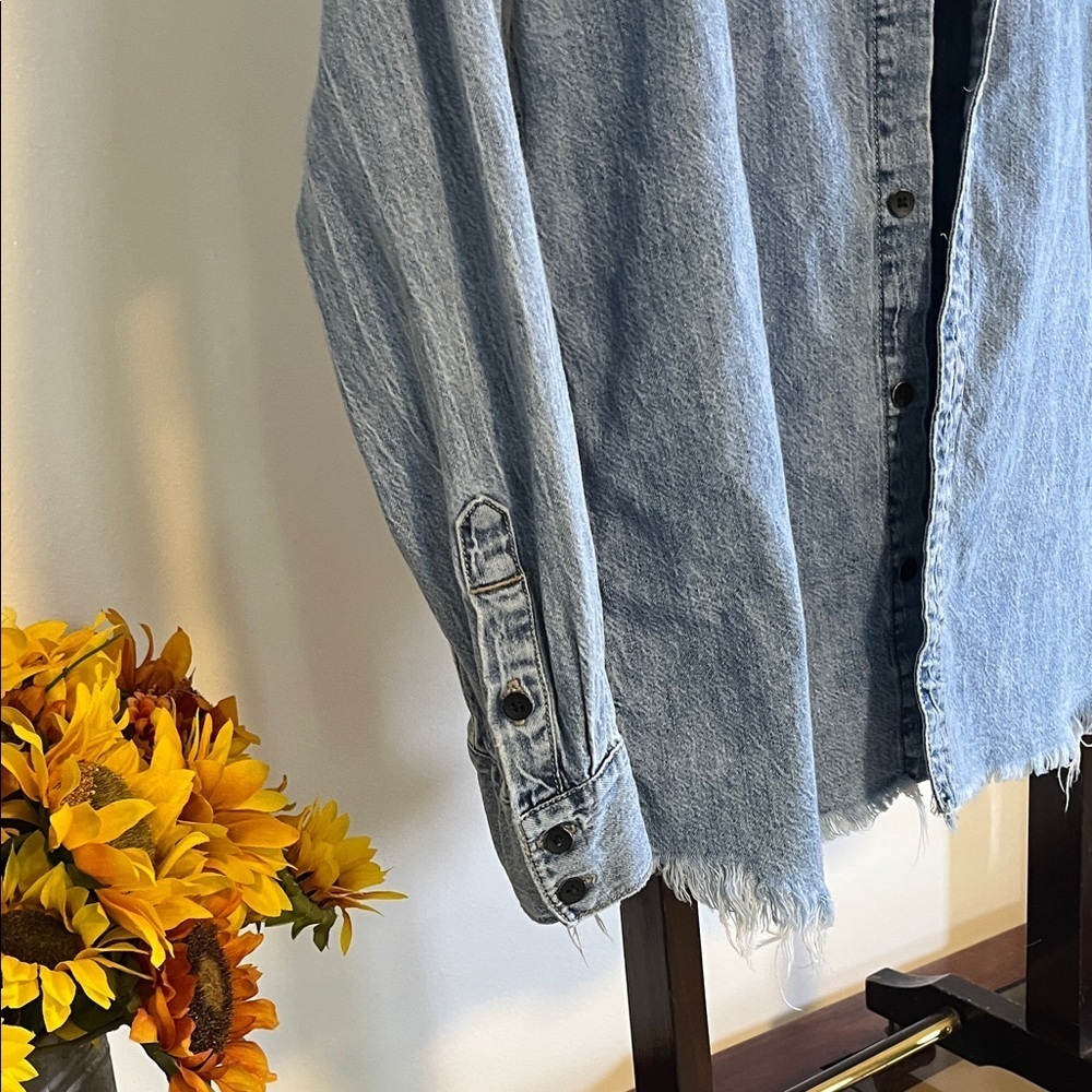 Lucky Brand Women’s Denim Chambray Button Down Shirt Small - Picture 5 of 8